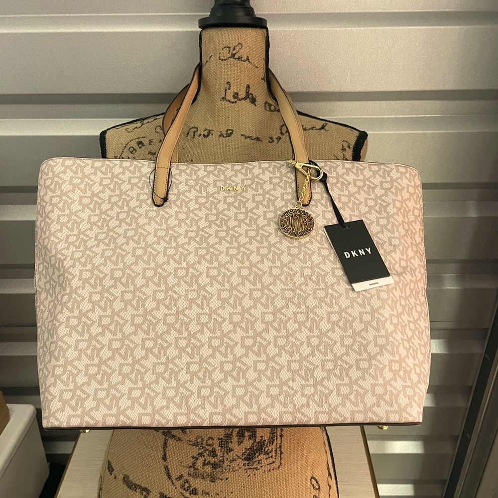 DKNY TOTE 👜 W/ LEATHER TRIM & GOLD 🏆 HARDWARE 💎💅🤩💕